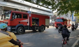 Cảnh sát phá cửa cứu cụ bà 80 tuổi khỏi căn nhà cháy 