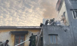 Cảnh sát giải cứu cụ bà 83 tuổi mắc kẹt trong đám cháy ở Hải Phòng