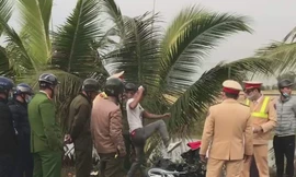 Nam thanh niên đạp xe, thách thức CSGT sau khi gây tai nạn giao thông