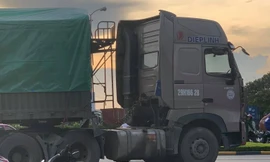 Va chạm với xe container, hai cháu nhỏ tử vong tại chỗ còn người điều khiển xe máy bị thương nặng, ảnh: facebook. 