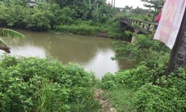 Khởi tố ông bố 2 lần ôm con nhảy xuống kênh nước tự tử