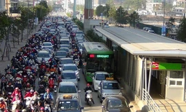 Tin nóng 24H: Buýt nhanh bị vô hiệu vì phương tiện lấn làn