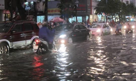 Đường phố Hà Nội ngập sâu, ùn tắc sau mưa