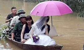 Chị Lam trên đi thuyền về nhà chồng. Ảnh: T.L