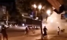 Lúc tiếng nổ vang lên, gần đó có nhiều người. Ảnh: Cắt từ video