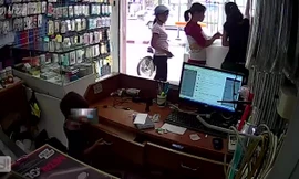 Người phụ nữ điều khiển bé trai trộm điện thoại