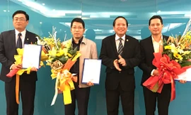 Thứ trưởng Trương Minh Tuấn (thứ 2 từ phải sang) trao quyết định bổ nhiệm cho ông Lê Quang Tự Do (ngoài cùng bên phải), ông Lưu Đình Phúc (thứ 2 từ trái sang) và ông Trần Chí Đạt (ngoài cùng bên trái).