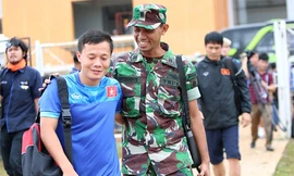 Lực lượng an ninh theo sát tuyển Việt Nam trong buổi tập. Ảnh: Đức Đồng.