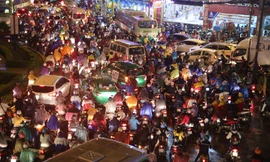 Đường phố Sài Gòn kẹt cứng, ngập trong mưa lớn