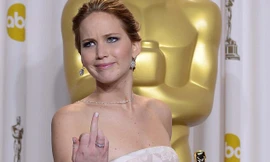 'Nữ chính' của Oscar giơ nhầm ngón tay vì say xỉn