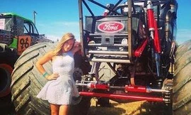 Nữ sinh xinh đẹp chinh phục 'quái vật' 10 tấn