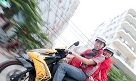 An toàn khi đi xe máy hai người