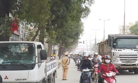 Thay vì ngăn chặn, sáng qua CSGT trên đường Nguyễn Trãi đã để cho xe tải hãng Dung Cầu đi vào giờ cấm, đường cấm