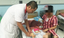 Choáng với bé 3 tuổi bị u quái ở buồng trứng