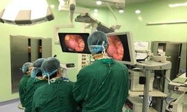 Bác sĩ đang phẫu thuật nội soi nang ống mật chủ tại BV Nhi T.Ư