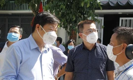 TS. Trần Như Dương (bìa trái) trao đổi với đồng nghiệp