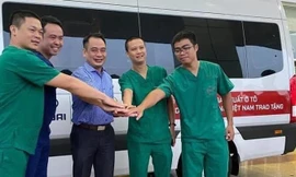 BS Nguyễn Trung Cấp, Phó Giám đốc BV chúc 4 bác sĩ, điều dưỡng hoàn thành tốt nhiệm vụ đón đoàn công nhân Guinea Xích đạo về nước