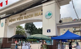BV Bạch Mai kiểm soát chặt những người ra vào BV Ảnh: Như Ý