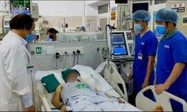 PGS.TS Nguyễn Văn Chi và các bác sĩ hội chẩn ca bệnh nặng tại giường bệnh nhân