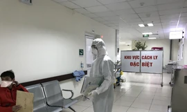 Khu vực cách ly đặc biệt tại BV Bệnh Nhiệt đới T.Ư. Ảnh: Thái Hà