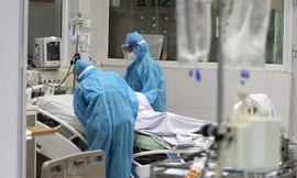 Nam nhân viên cảng hàng không Vân Đồn mắc COVID-19 diễn biến nặng