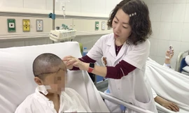 Cứu bé 8 tuổi bị lột toàn bộ da đầu, trơ sọ