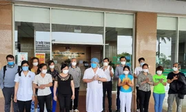 Các bệnh nhân ra viện chiều ngyaf 14/4 - Ảnh: Mạnh Thắng