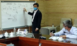 Phó Thủ tướng Vũ Đức Đam trao đổi với lãnh đạo Bộ Y tế về tình hình Bệnh viện Bạch Mai trong cuộc họp sáng 30/3. Ảnh: VGP/Đình Nam