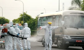 Khử khuẩn cho đoàn công dân từ Guinea Xích đạo về nước ngày 29/7. Ảnh: Như Ý