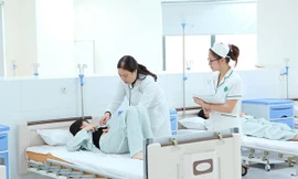 Bác sĩ khám bệnh cho bệnh nhân tại khu khám, điều trị chất lượng cao 