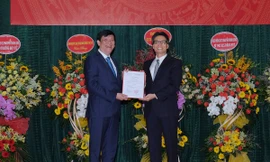 Trao quyết định giao quyền Bộ trưởng Bộ Y tế cho GS.TS Nguyễn Thanh Long