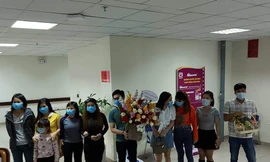 Những người về từ Vũ Hán được xuất viện sau 21 ngày cách ly tại BV Bệnh Nhiệt đới T.Ư. Ảnh Minh Đức