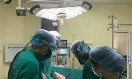 Ê-kíp phẫu thuật cho bệnh nhân