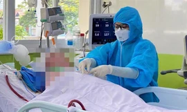 Sau ngừng ECMO, nam phi công người Anh được điều trị thế nào?