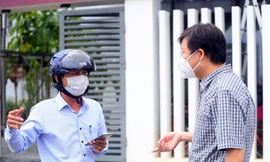 PGS.TS Trần Như Dương (bên phải) làm việc tại huyện Hòa Vang 