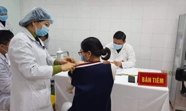 Vì sao giãn cách lâu thời gian tiêm cho người thử nghiệm vắc-xin COVID-19 liều cao nhất?