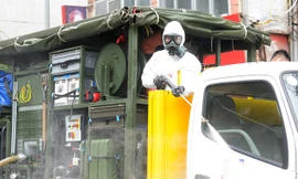 Sáng 7/3, Binh chủng Hóa học đã triển khai lực lượng đến khu vực phố Trấn Vũ, Trúc Bạch -Ảnh: Hoàng Mạnh Thắng