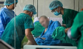 Bệnh nhân phi công người Anh đã tự bước đi