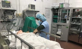 Bệnh nhân chấn thương sọ não được chăm sóc tại phòng hồi sức cấp cứu BV Việt Đức