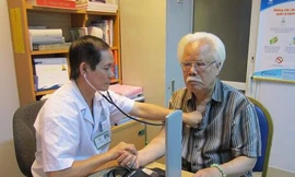 Bác sĩ BV Lão khoa khám cho bệnh nhân cao tuổi