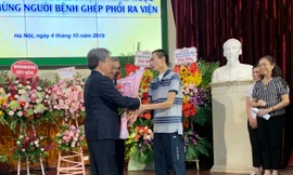 GS.TS Trần Bình Giang, Giám đốc BV Việt Đức tặng hoa mừng bệnh nhân ra viện