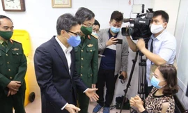 Phó Thủ tướng Vũ Đức Đam thăm hỏi tình nguyện viên. Ảnh: Như Ý