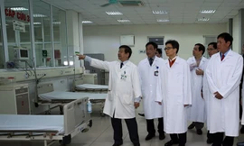 Phó Thủ tướng Vũ Đức Đam kiểm tra công tác phòng dịch tại BV bệnh Nhiệt đới T.Ư