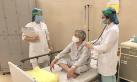 Khám bệnh cho bệnh nhân 