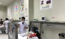 Bệnh nhi cấp cứu tại BV Nhi T.Ư. Ảnh" Thái Hà