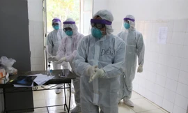 Chuyên gia lý giải vì sao nhân viên y tế phải mặc bộ bảo hộ dù nhiệt độ cao