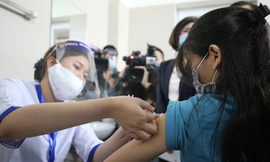 Tiêm vắc xin cho nhân viên y tế BV Thanh Nhàn Ảnh: Như Ý