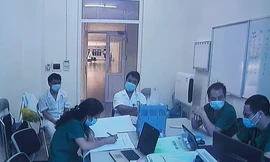 Bác sĩ khoa Cấp cứu BV Bệnh Nhiệt đới T.Ư hội chẩn ca bệnh