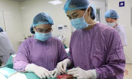 BN đang đượcc xử trí vết thương