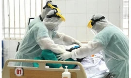 Một bệnh nhân dương tính virus SARS CoV -2 phải dùng máy thở